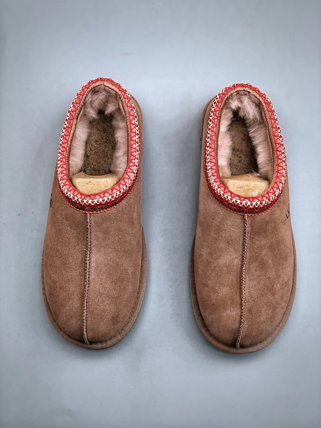 Local self-pickup💰540 supports store placement. The top version on the market. UGG Tazz. Ethnic thin-soled men's and women's models. Xiaohongshu's hot model. Produced by a major foreign trade factory in Guangzhou. Real sheep fur from toe to insole. Independent outer box packaging. Chip. Waterproof process. Different from any version on the market. 5cm thick sole, independently developed original outsole, cashmere insole, keeping warm in winter, suitable for home use. In the new year, uug launched a style series, which is partially geared towards the preferences of young consumers. It has also moved to the forefront of fashion trends. Shoe body material, water-repellent coated suede upper, 17 mm UGGPURE™ implanted wool insole, lightweight non-slip and comfortable rubber outsole, with brand LOGO and trademark, with full package Size: 35 36 37 38 39 40 41 42 43 44 45